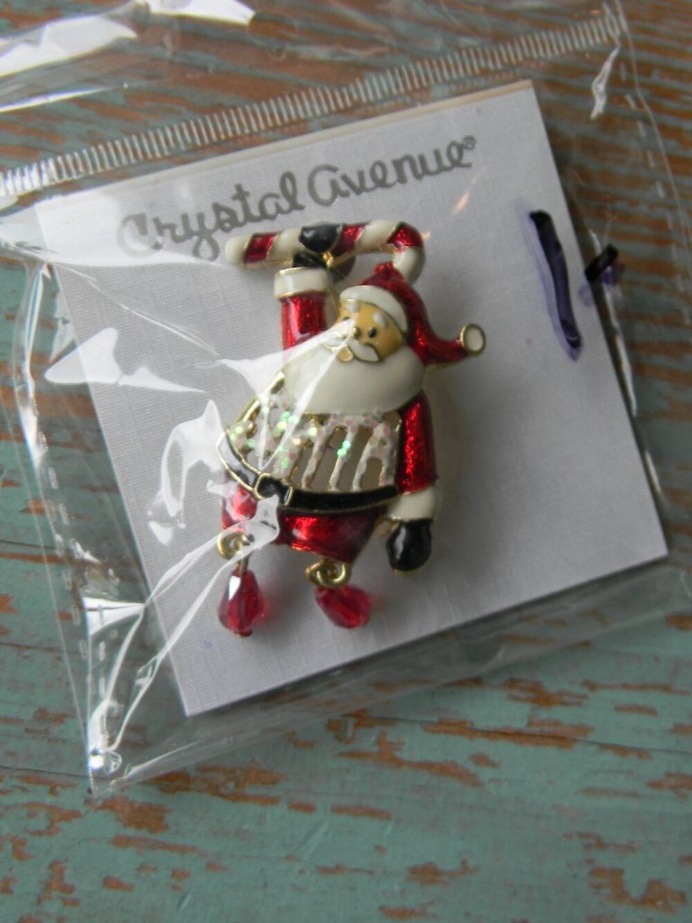 NEW CRYSTAL AVENUE VINTAGE SANTA CLAUS CHRISTMAS PINBACK PIN LAPEL FACETED